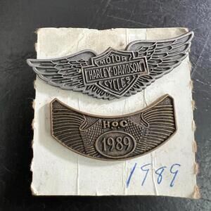 Harley-Davidson emblem set featuring a winged design and H.O.G. 1989 badge.